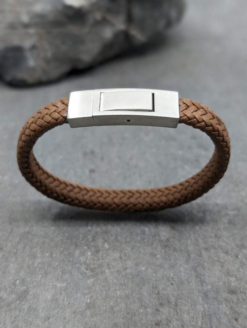 Bracelet cuir plat marron et fermoir brossé , en acier inoxydable