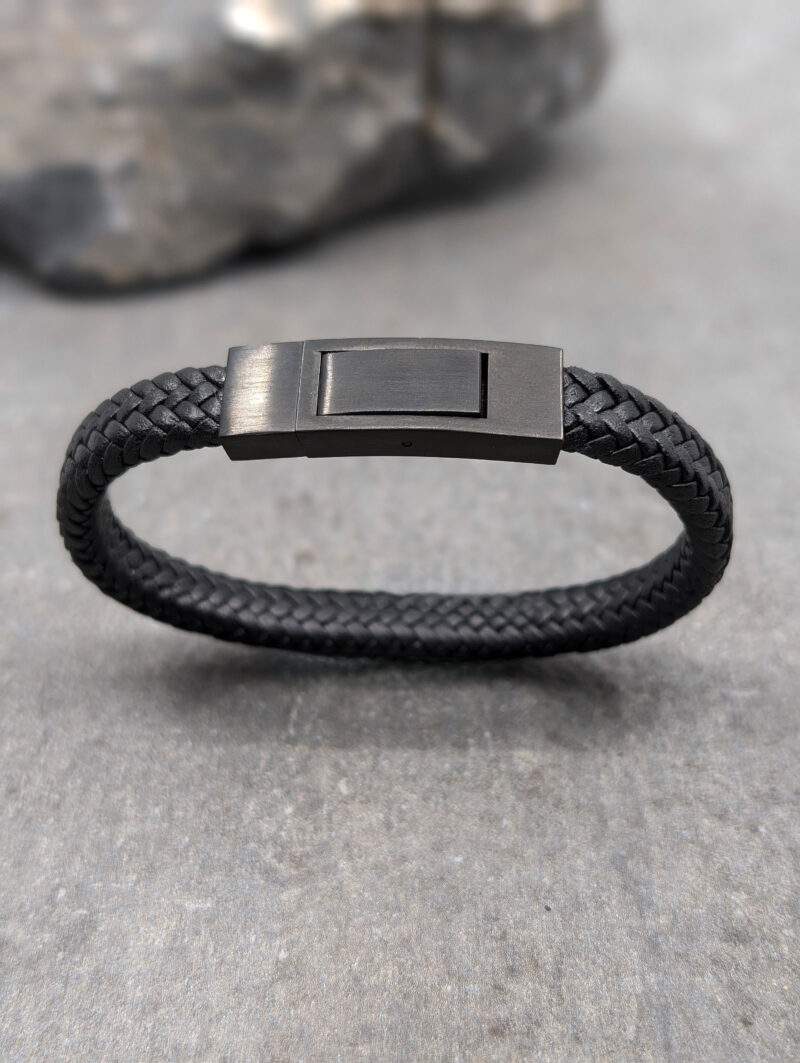 Bracelet cuir plat noir et fermoir noir mat , en acier inoxydable