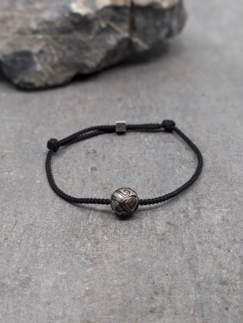 Bracelet cordon réglable en deux points et perle de tahiti gravée