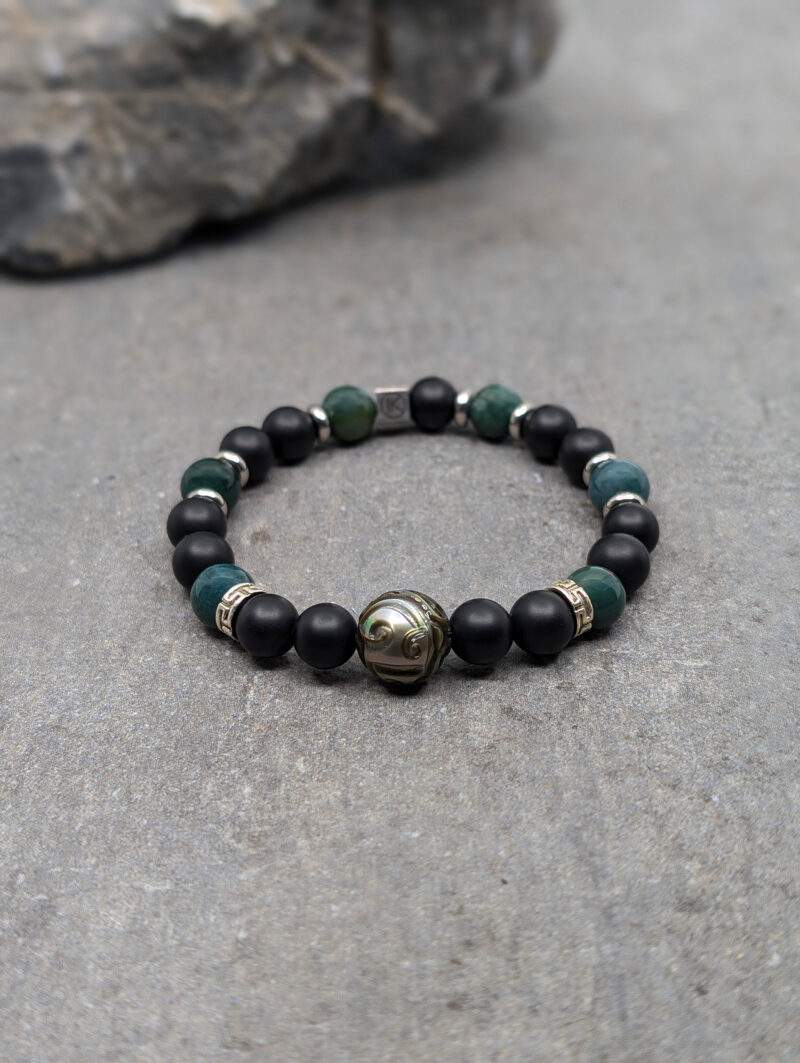 Bracelet en agate mousse, agate noire 8mm et perle de tahiti gravée