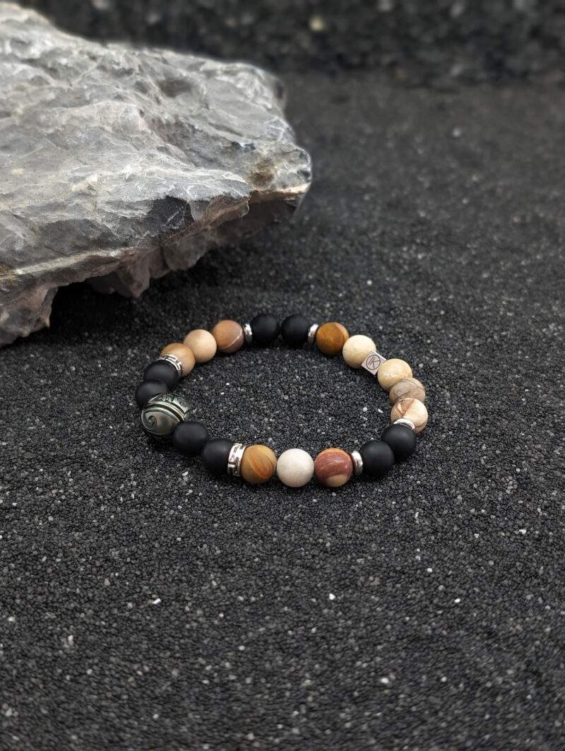 Bracelet en bois fossilisé, agate noire 8mm et perle de tahiti gravée