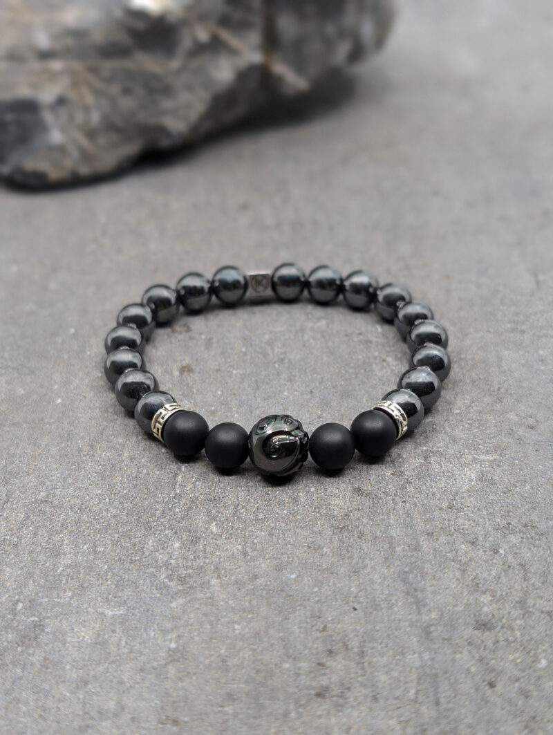 Bracelet en hématite et agate noire 8mm et perle de tahiti gravée