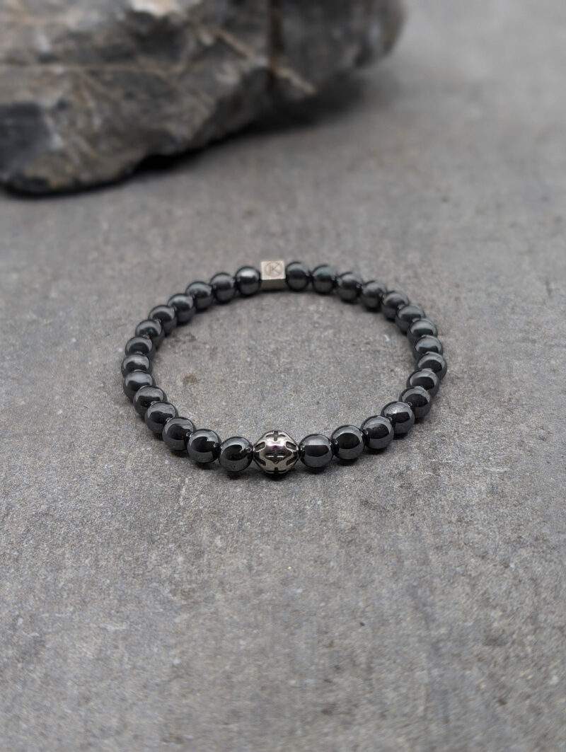 Bracelet en hématite 6mm et motif en acier inoxydable