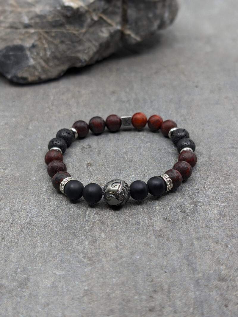 Bracelet en jaspe rouge et agate noire 8mm et perle de tahiti gravée