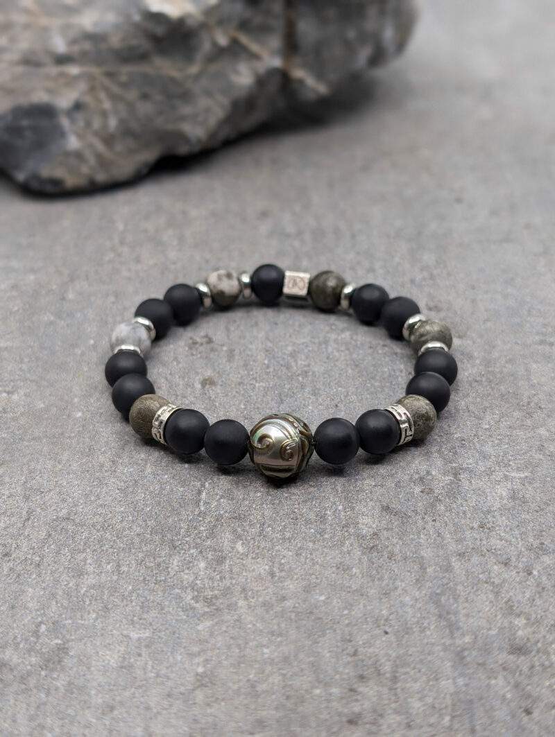 Bracelet en pyrite polie et agate noire 8mm et perle de tahiti gravée