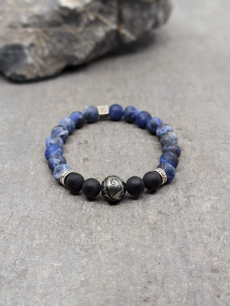Bracelet en sodalite, agate noire 8mm et perle de tahiti gravée