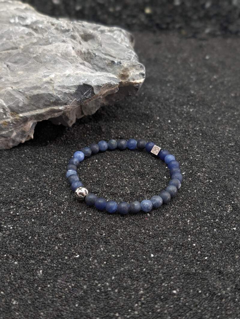 Bracelet en sodalite dépolie 6mm et motif acier inoxydable – Image 2