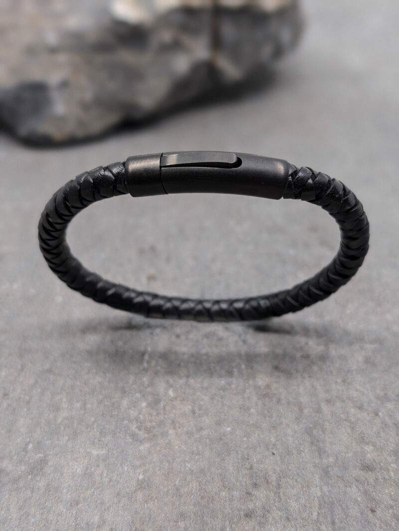 Bracelet cuir rond noir et fermoir noir aspect mat, en acier inoxydable