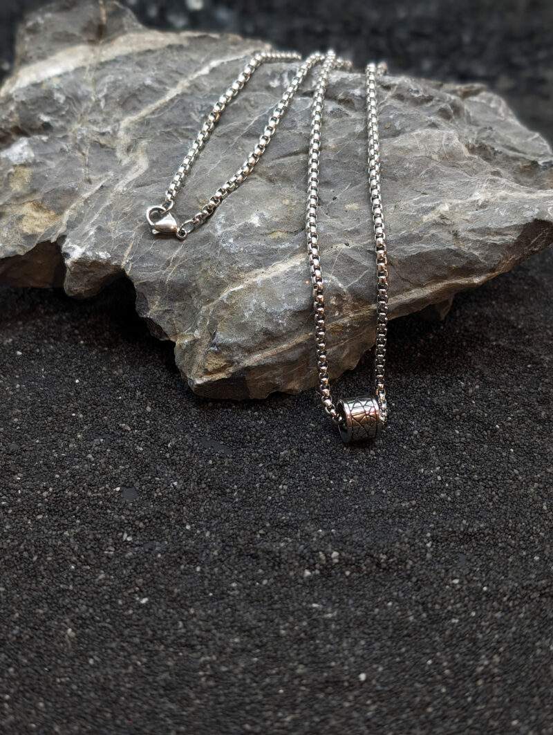 Collier motif craquelé et chaine couleur argentée