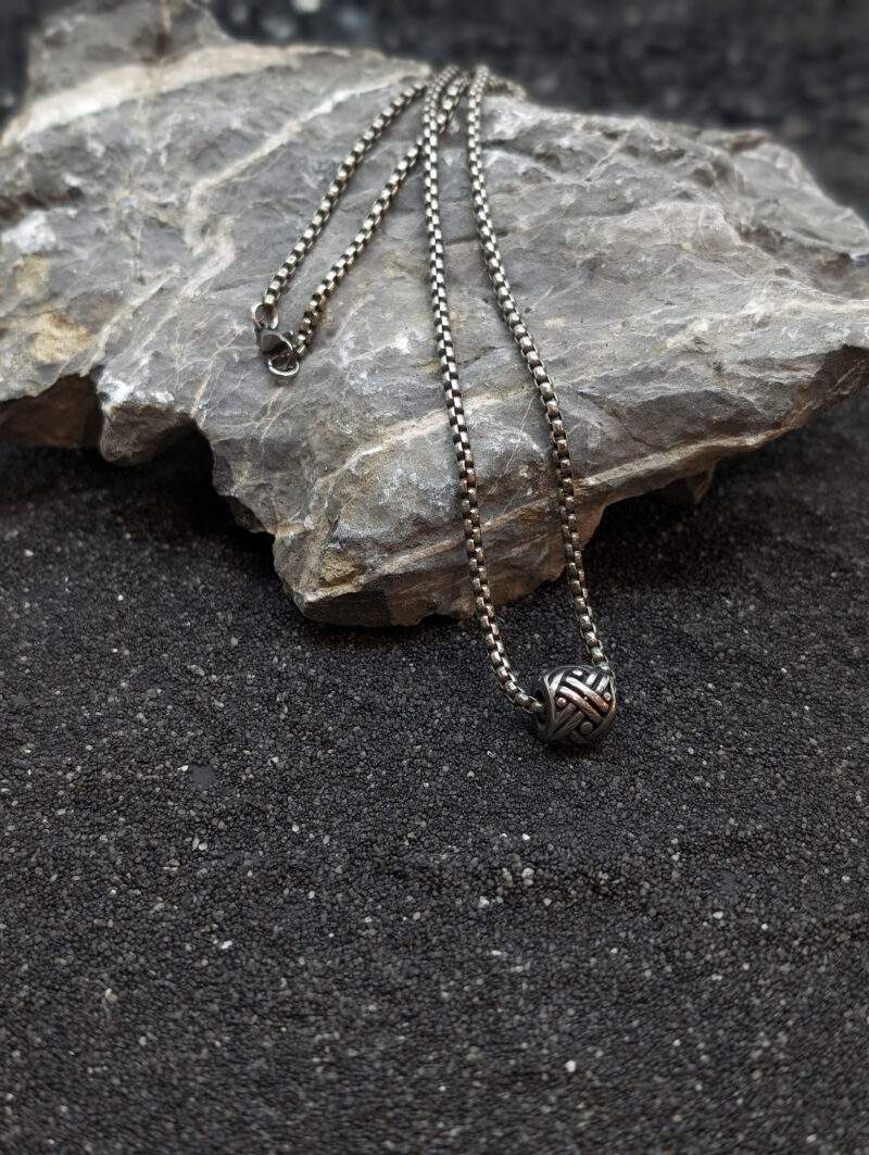 Collier avec motif tressé et chaine couleur acier vieilli