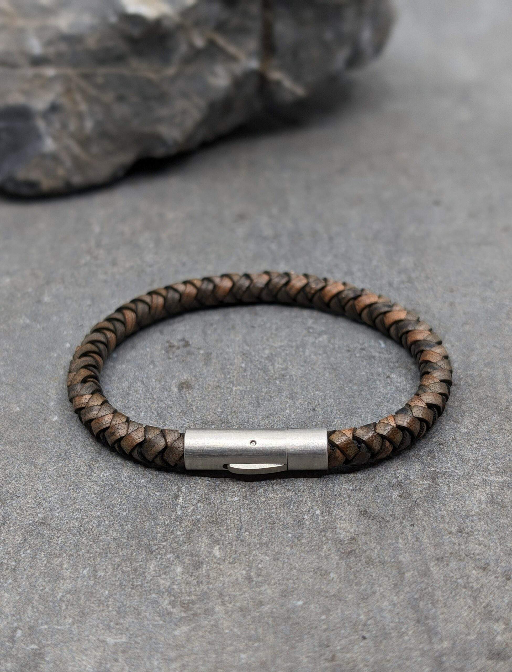 Bracelet cuir rond marron et fermoir brossé, aspect mat