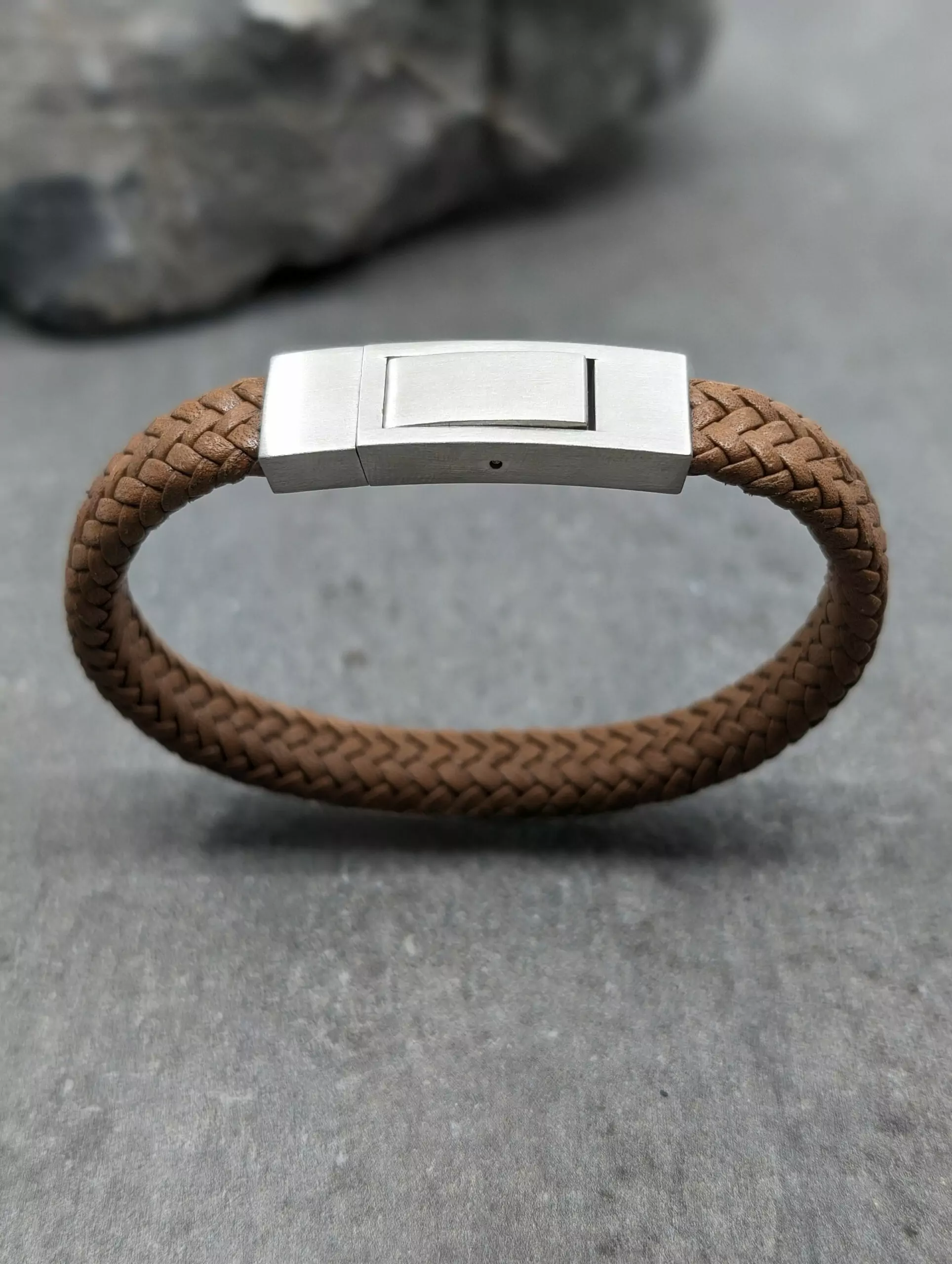 Bracelet cuir plat marron et fermoir brossé , en acier inoxydable